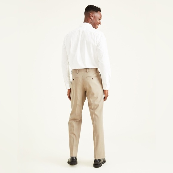 Dockers Easy Stretch Khakis Pleated in Classic Fit in Khaki - Picture 2 of 8